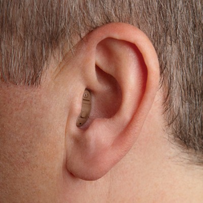 personne portant un appareil auditif intra auriculaire