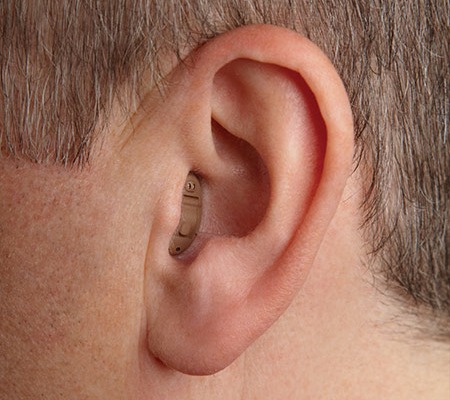 personne portant un appareil auditif intra auriculaire