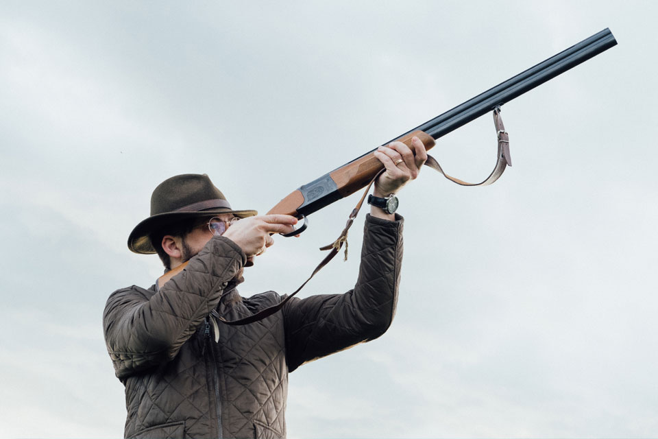 homme à la chasse avec des protections auditives