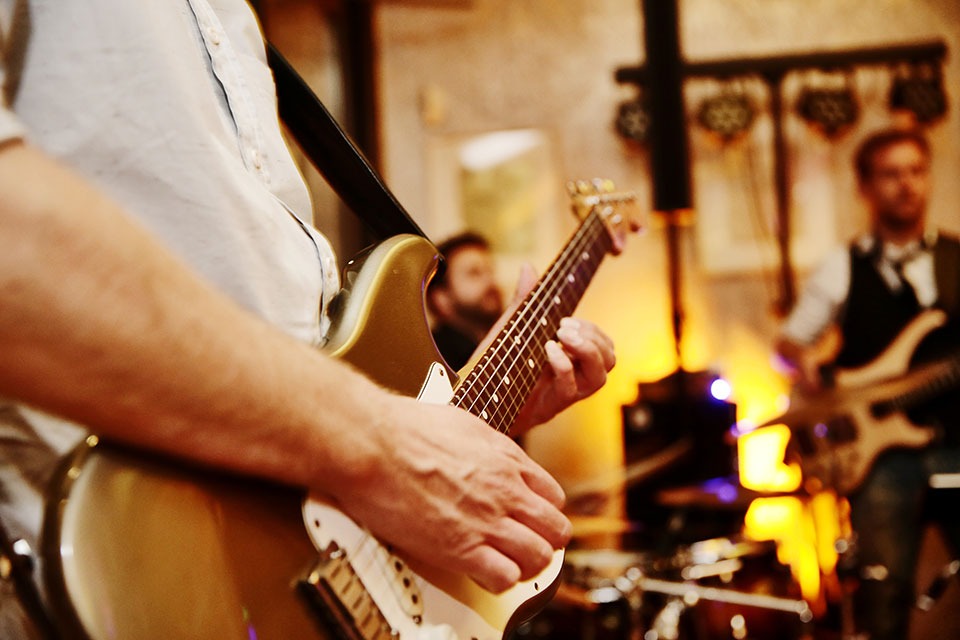 musiciens avec des protections auditives