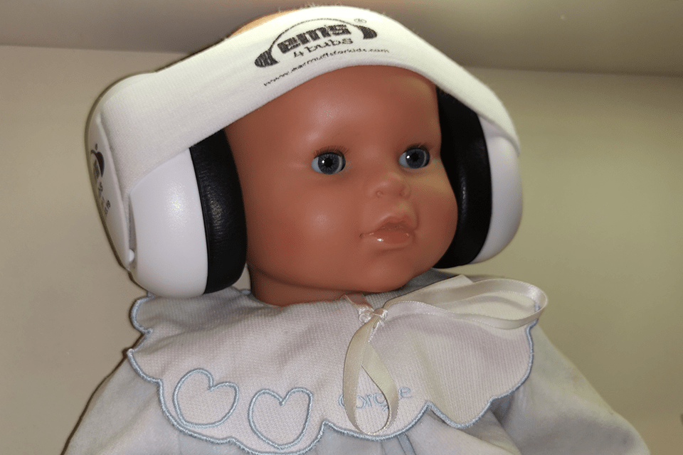 bébé avec un casque de protection auditive